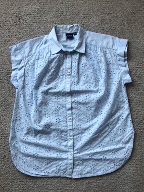 GAP- Eyelet top.NWOT.